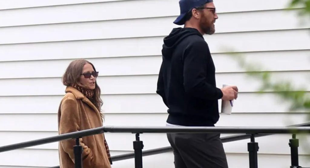 Mary-Kate Olsen and Sean Avery were spotted together in the Hamptons, sparking rumors of a rekindled romance. Were they dating again, or just catching up? Let's delve into their history and explore the latest buzz. they are just friends